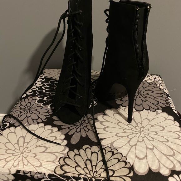 High Tied Heels - Picture 2 of 5